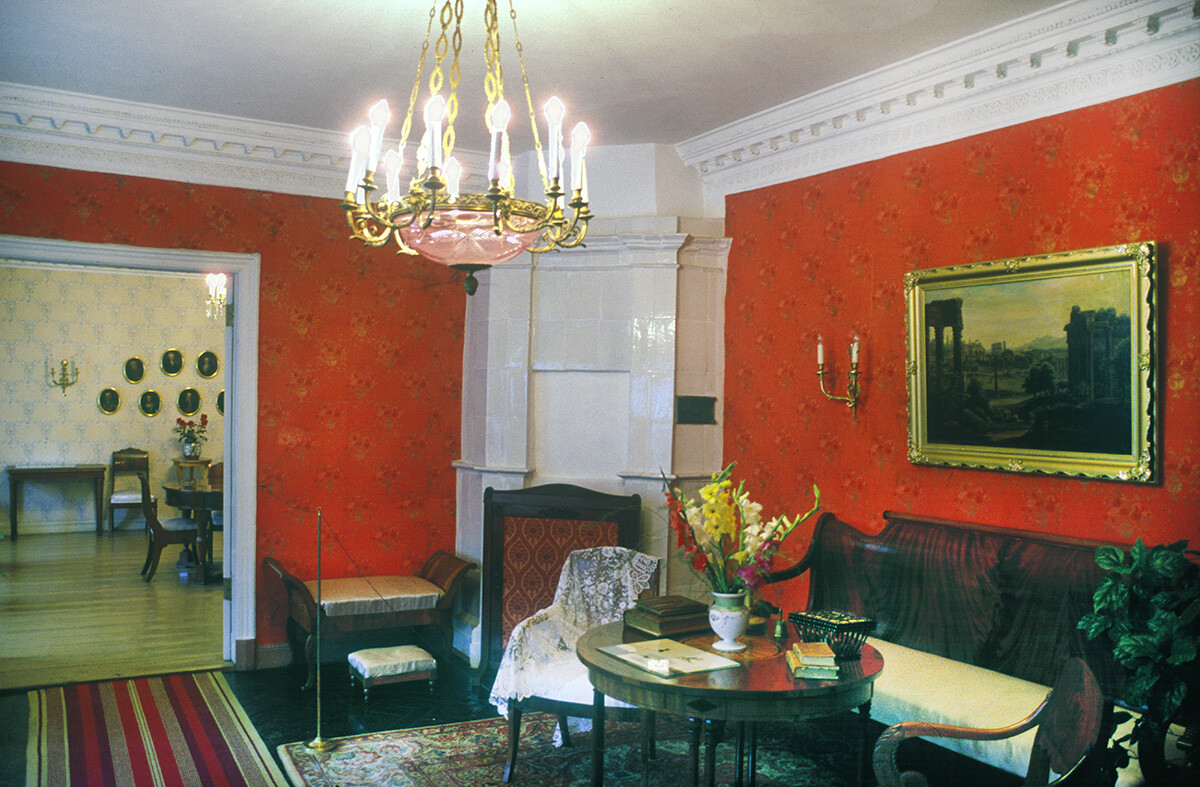  Rimsky-Korsakov House. Red drawing room. August 13, 2005