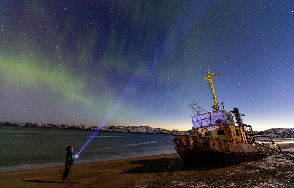 Acampamento sobre o lago Baikal congelado perto da Ilha Olkhon
