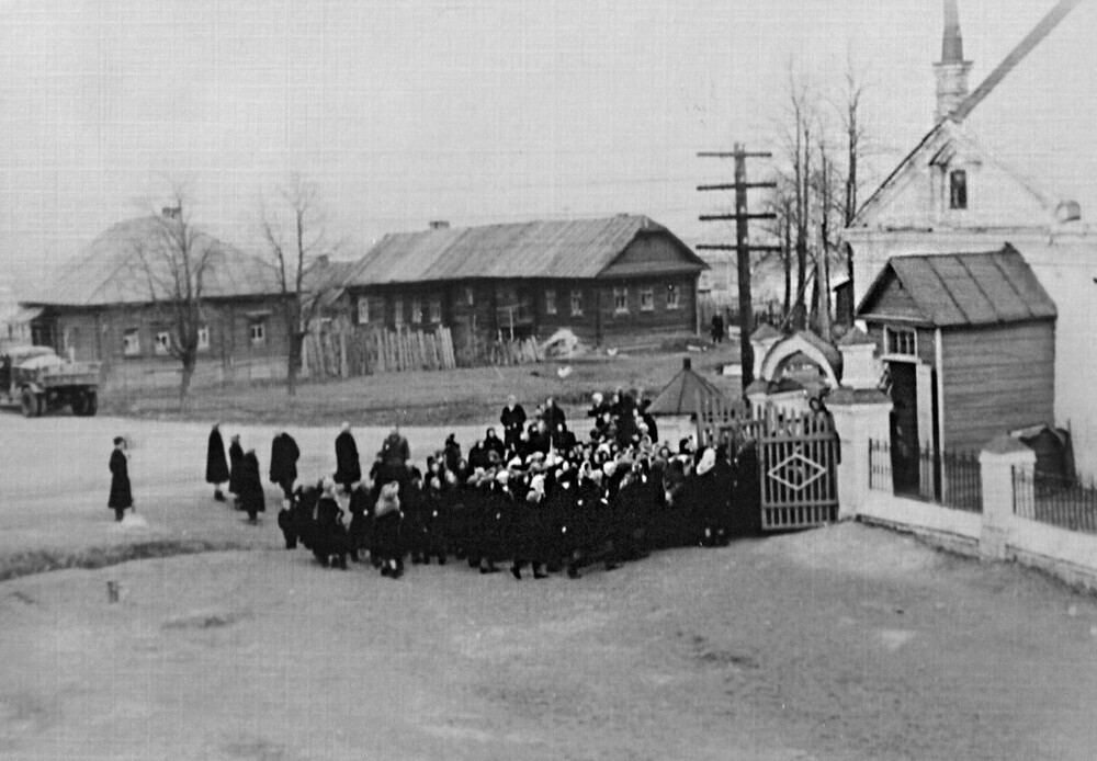 Fiéis se aglomeram para o culto na igreja, maio de 1950, região de Iaroslavl.