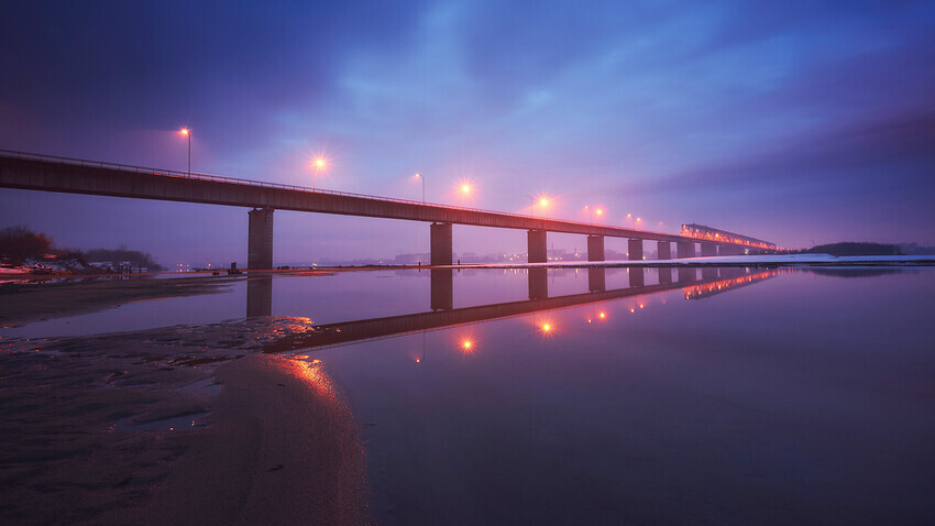 Ponte sobre o rio Zeia à noite em Blagoveschensk.


