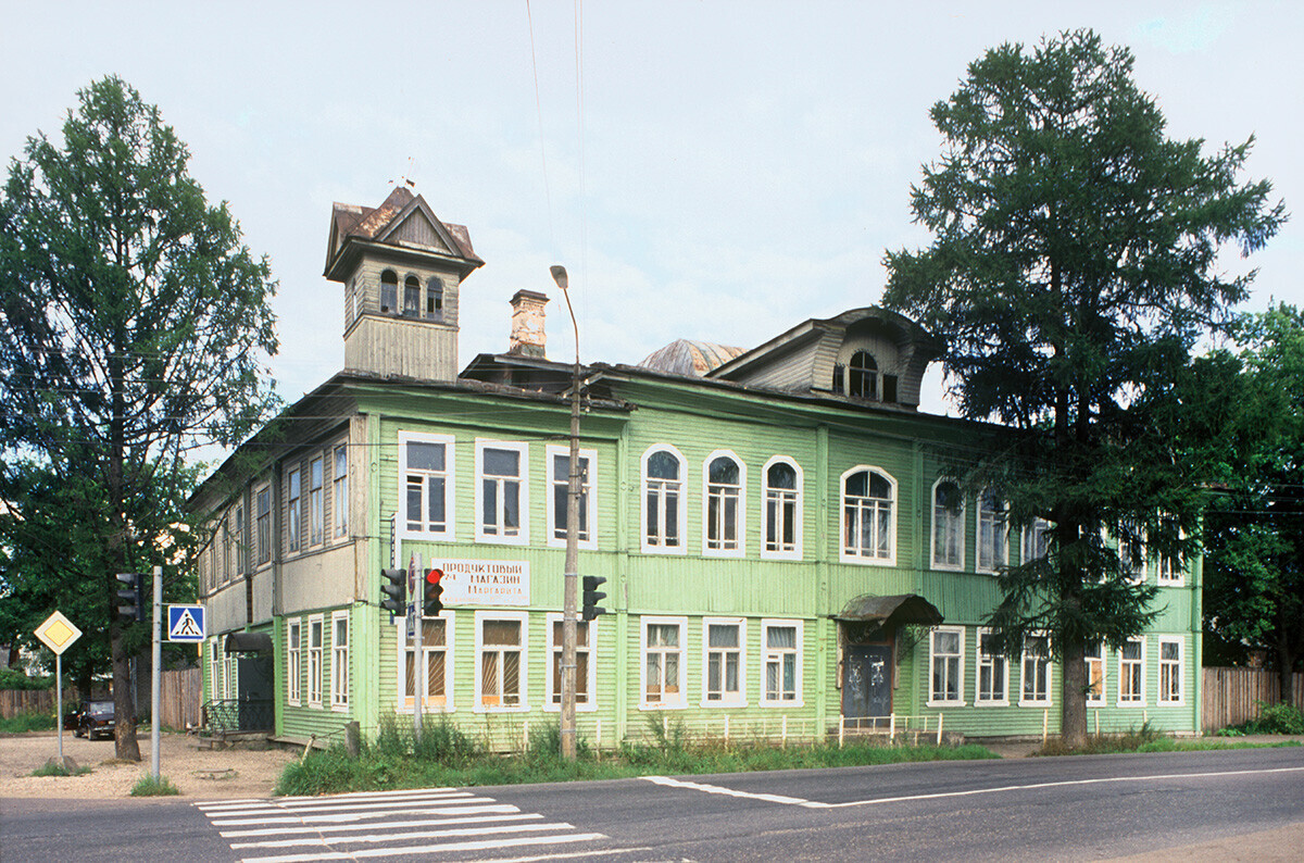 Lycée de Tikhvine (bâtiment en bois de la fin du XIXe siècle) situé au 74 de la rue des Soviets. Photographie prise par William Brumfield le 13 août 2005.
 