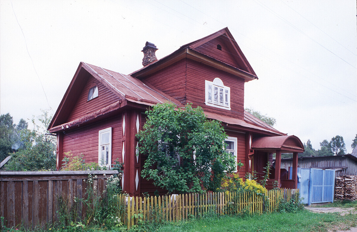 Maison en bois du XIXe siècle située rue Rimski-Korsakov. Photographie prise par William Brumfield le 13 août 2005.
 