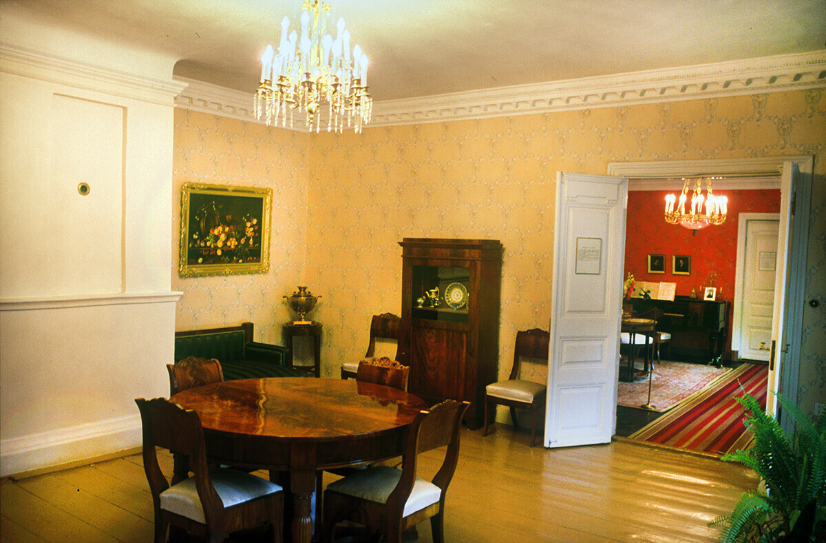 Musée Rimski-Korsakov. Salle à manger. Photographie prise par William Brumfield le 13 août 2005.