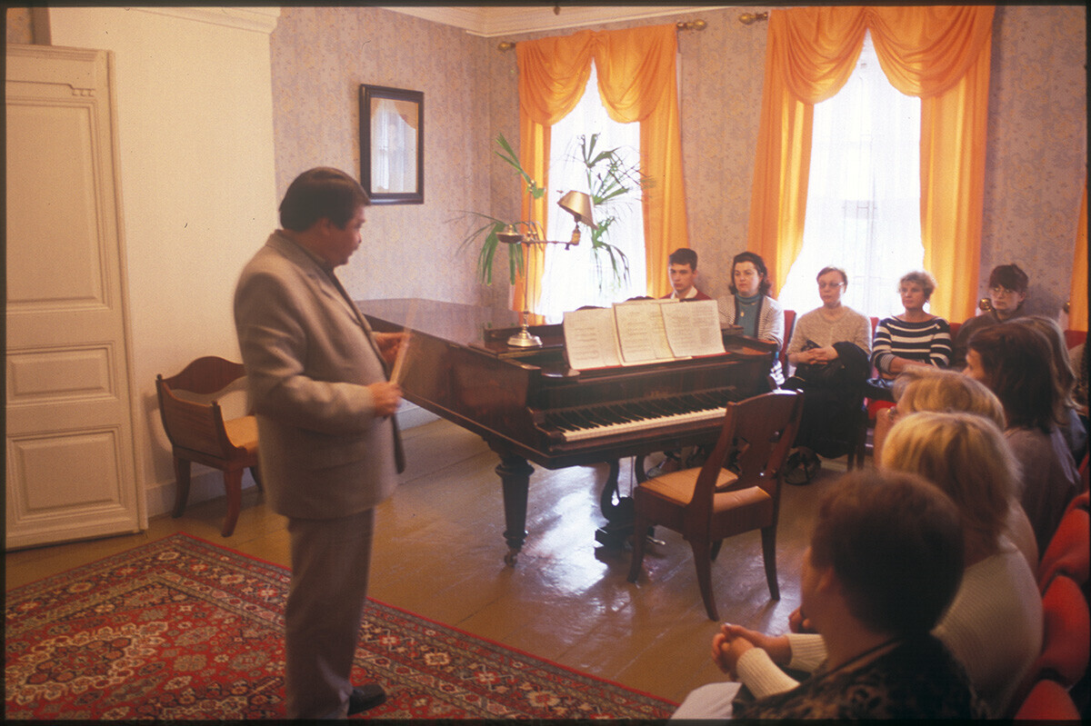 
Musée Rimski-Korsakov. Salon secondaire avec le piano de Nikolaï Rimski-Korsakov. Photographie prise par William Brumfield le 13 août 2005.