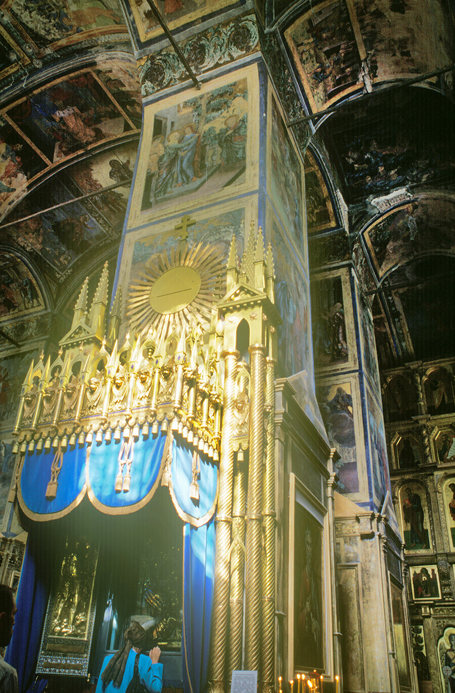 Église de la Dormition. Pilier sud-ouest et dais protégeant l’icône de la Vierge de Tikhvine. Photographie prise par William Brumfield le 14 août 2005.