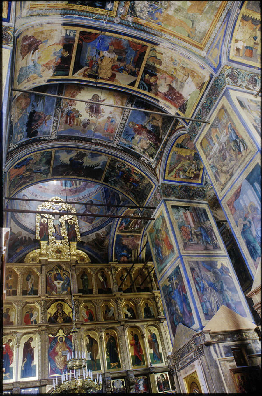 Église de la Dormition. Fresques et iconostase. Photographie prise par William Brumfield le 14 août 2005.