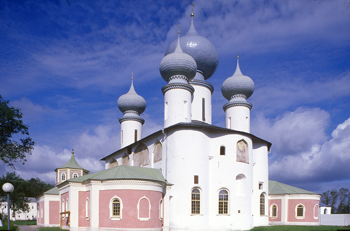 
Monastère de la Dormition de Tikhvine. Vue sud-est de l’église de la Dormition et des chapelles attenantes. Photographie prise par William Brumfield le 14 août 2005.