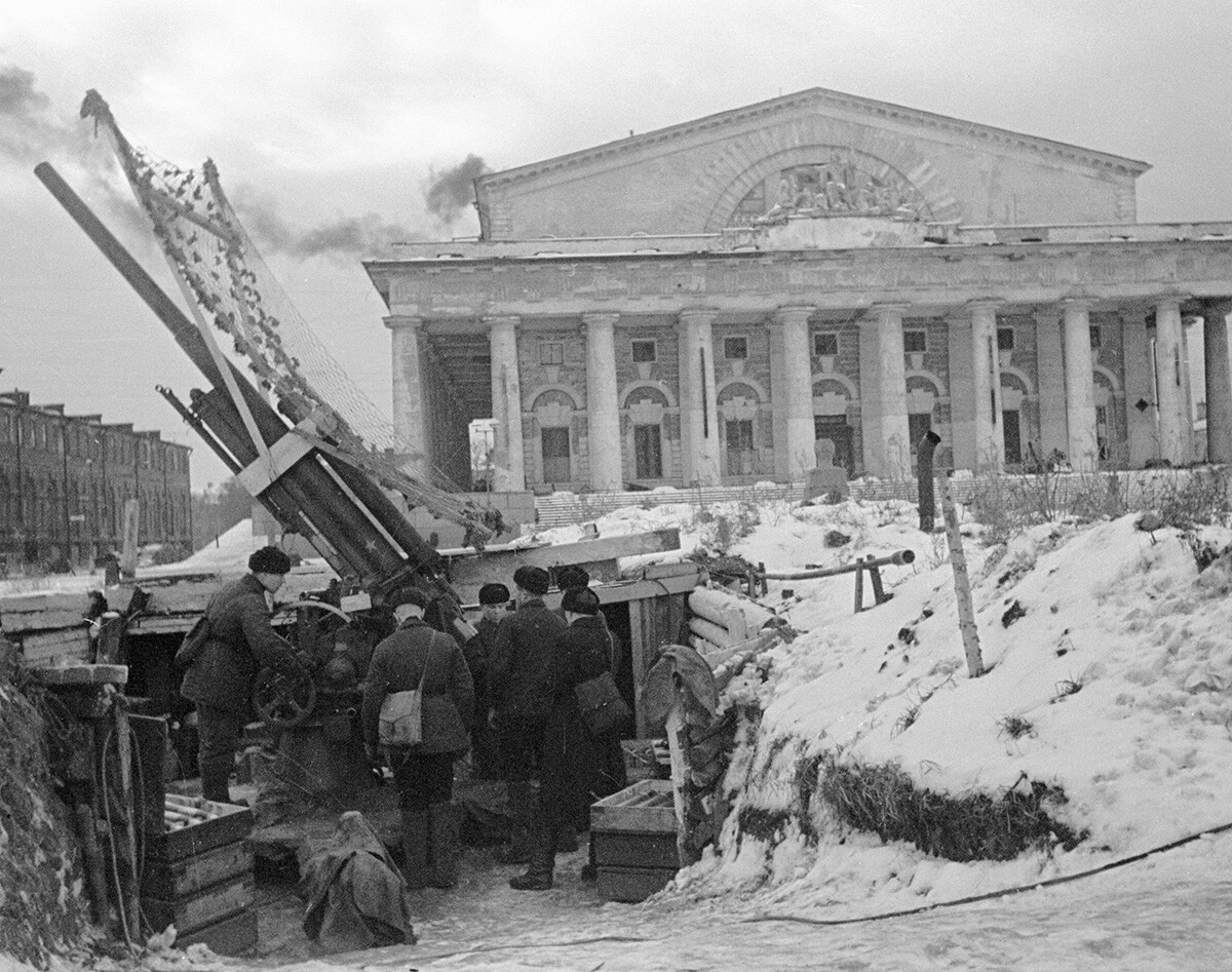 Фотографии Санкт-Петербурга во время Великой Отечественной и сейчас