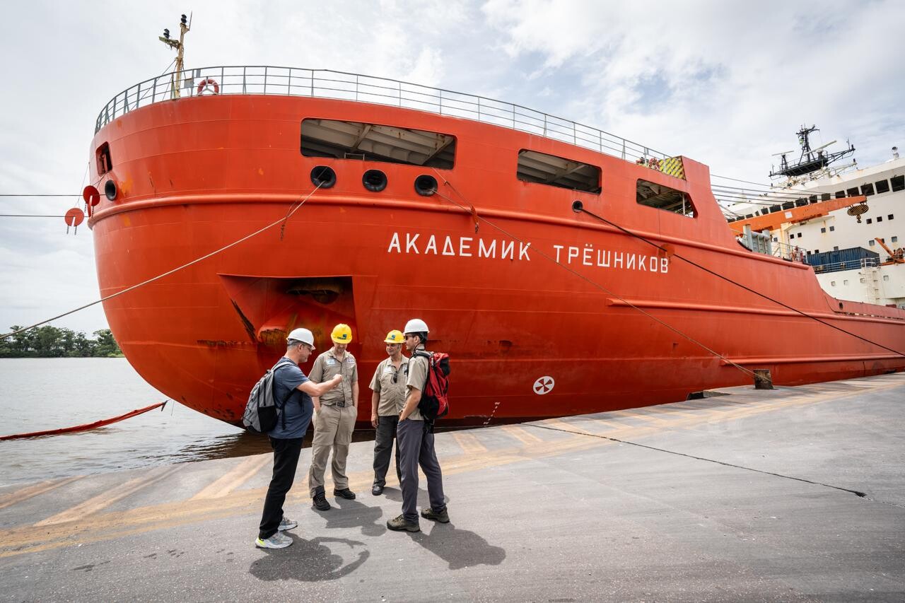 Pesquisadores do Centro Polar e Climático da UFRGS em frente ao navio Akademik Triochnikov no porto de Rio Grande.