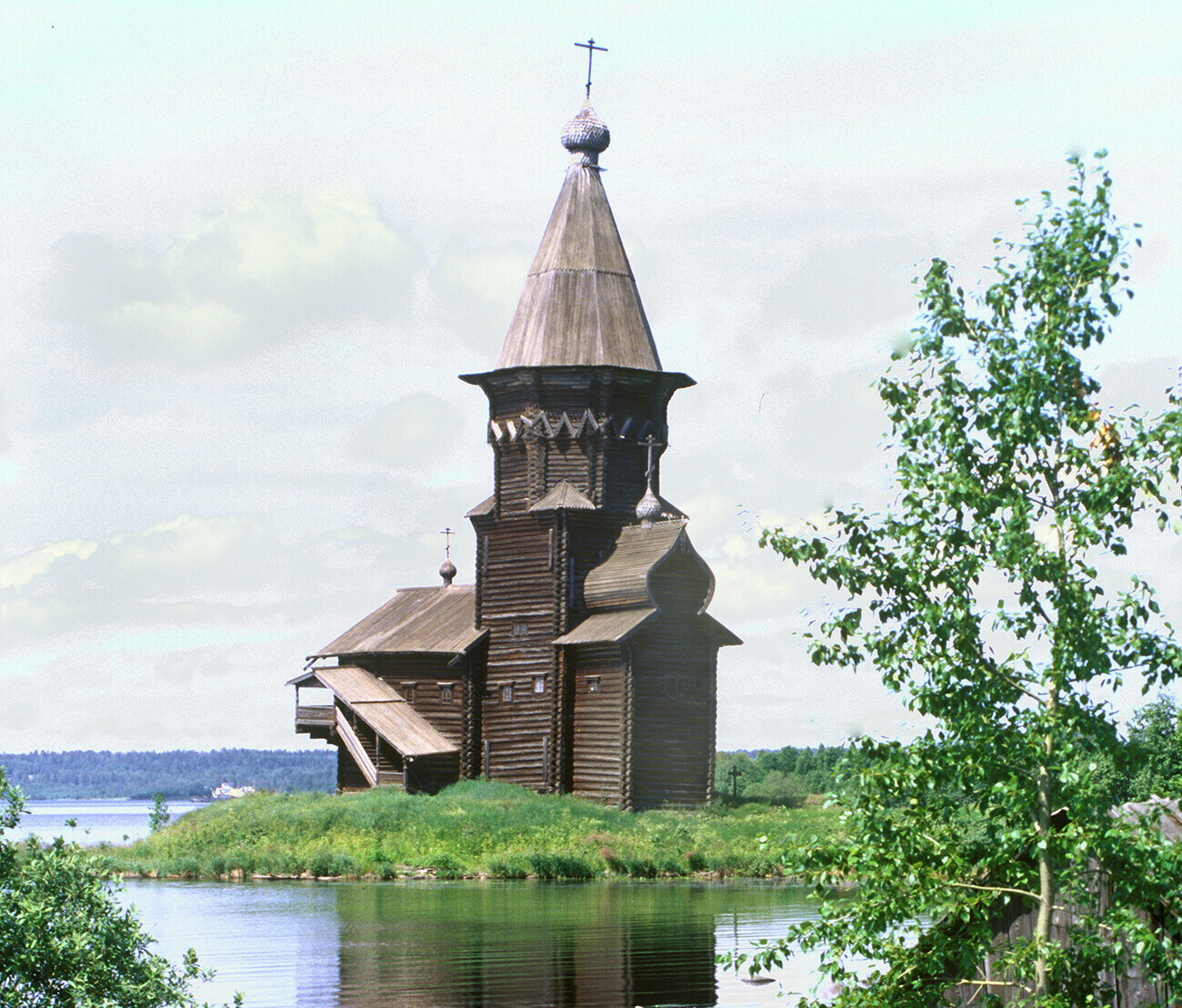 Kondopoga. Vue sud-est de l’église de la Dormition sur le lac Onéga. Photographie prise par William Blumfield le 4 juillet 2000.