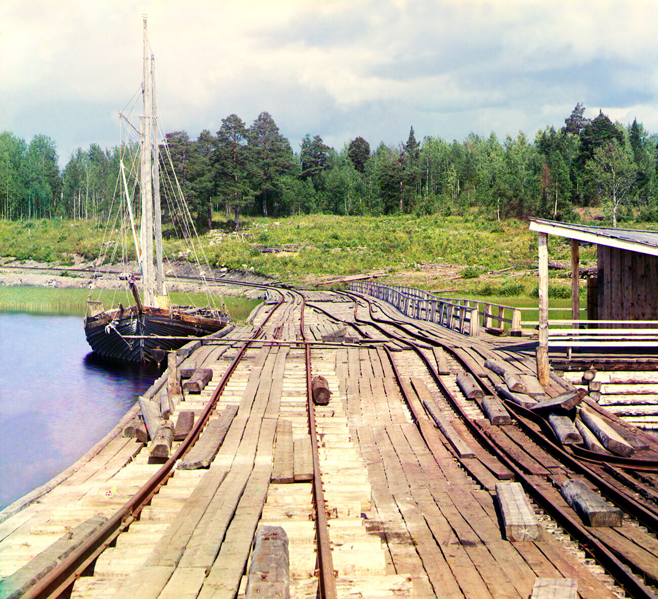 Kondopoga. Quai Tokarski avec les rails utilisés pour l’acheminement de wagonnets chargés de marbre. Photographie prise par Sergueï Prokoudine-Gorski à l’été 1916.