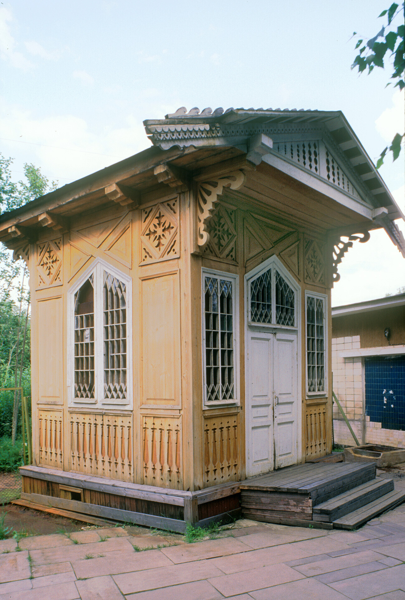 Martsialnye Vody. Pavillon au-dessus d’une source thermale (fin du XIXe siècle). Photographie prise par William Blumfield le 4 juillet 2000.