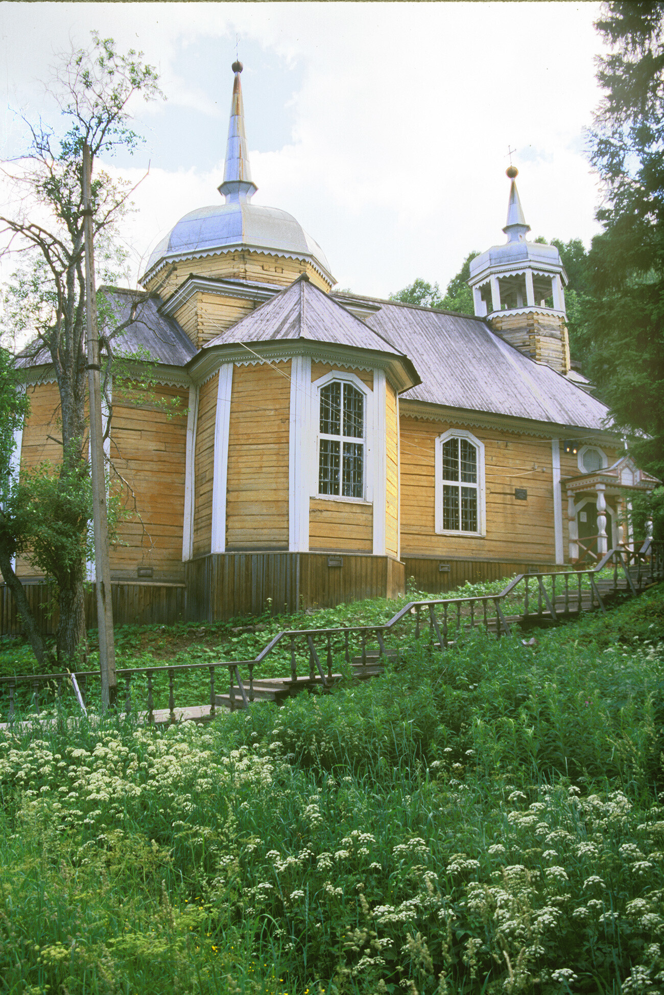 Martsialnye Vody. Vue nord-est de l’église de l’apôtre Pierre. Photographie prise par William Blumfield le 4 juillet 2000.