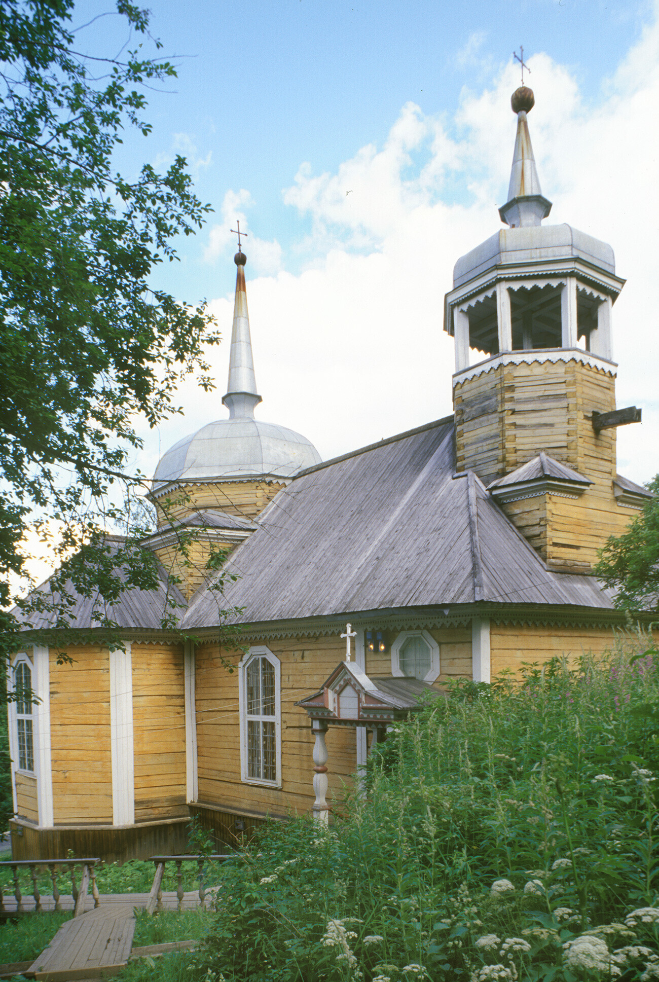 Martsialnye Vody. Vue nord-ouest de l’église de l’apôtre Pierre. Photographie prise par William Blumfield le 4 juillet 2000.