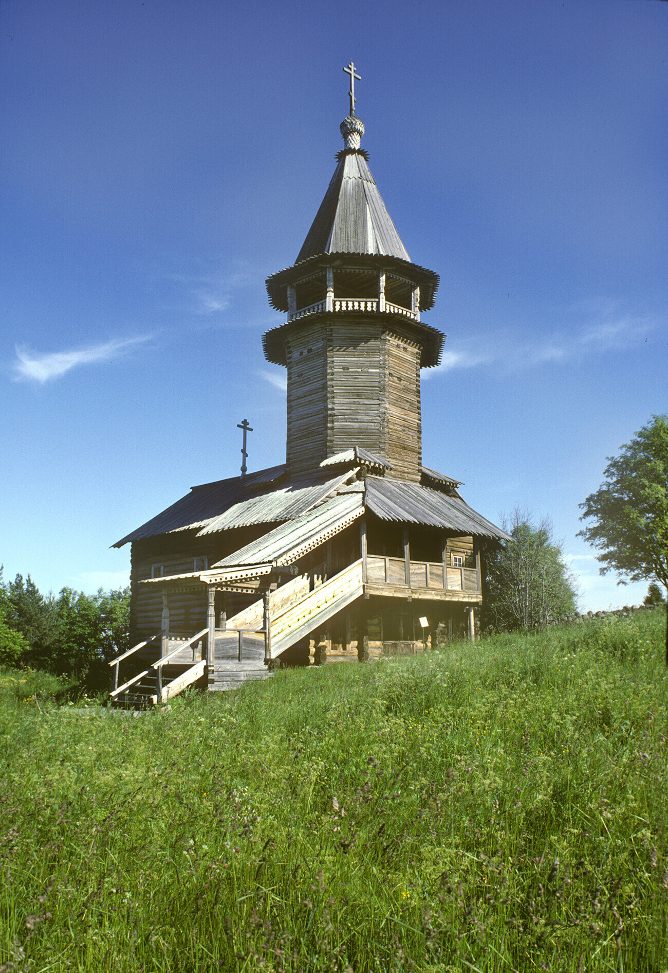 Kiji. Chapelle des Trois Prélats, initialement construite dans le village de Kavgora. Photographie prise par William Blumfield le 13 juillet 1993.