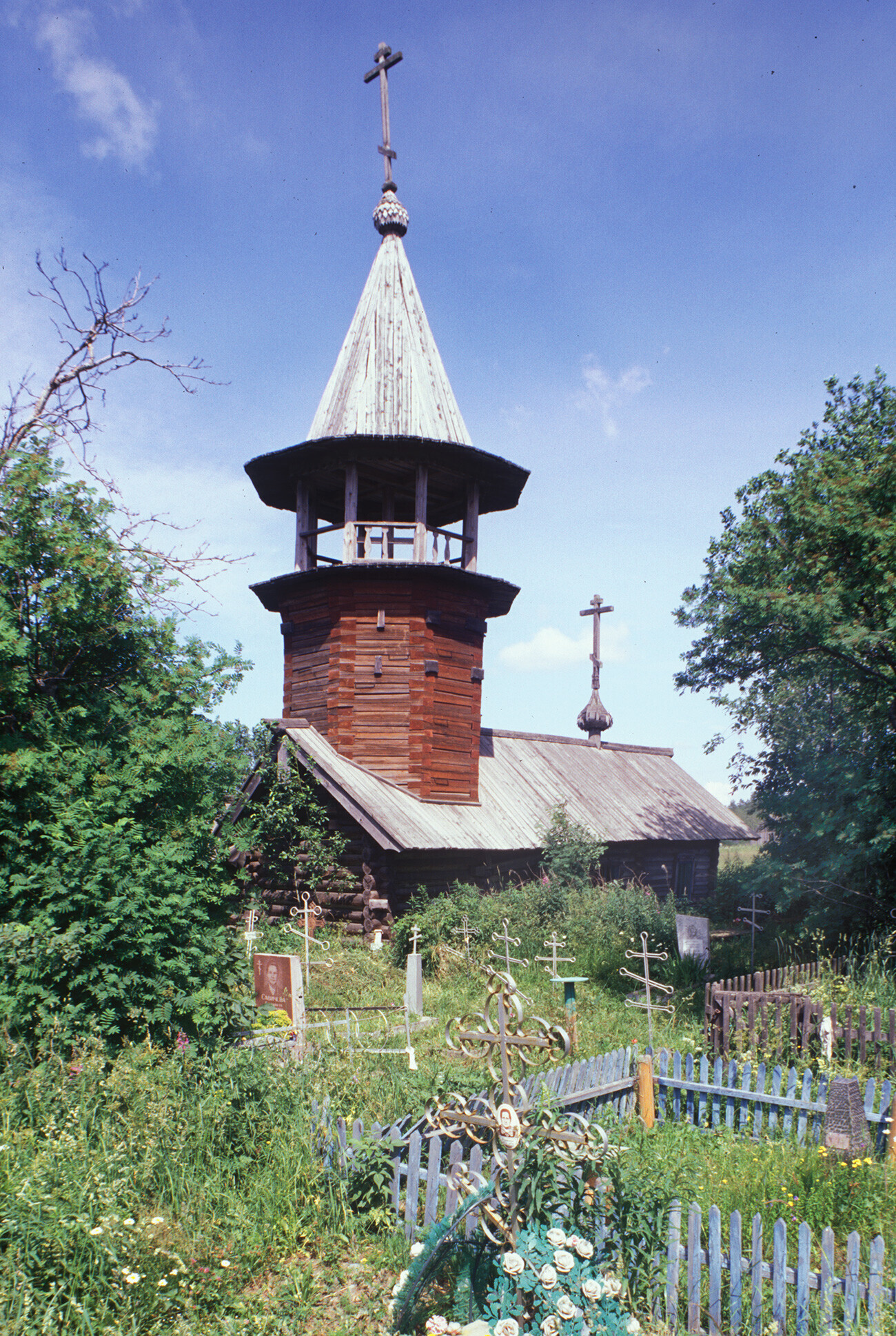 Manselga. Vue sud-ouest du cimetière et de l’église de l’icône de la Vierge de Kazan. Photographie prise par William Blumfield le 4 juillet 2000.