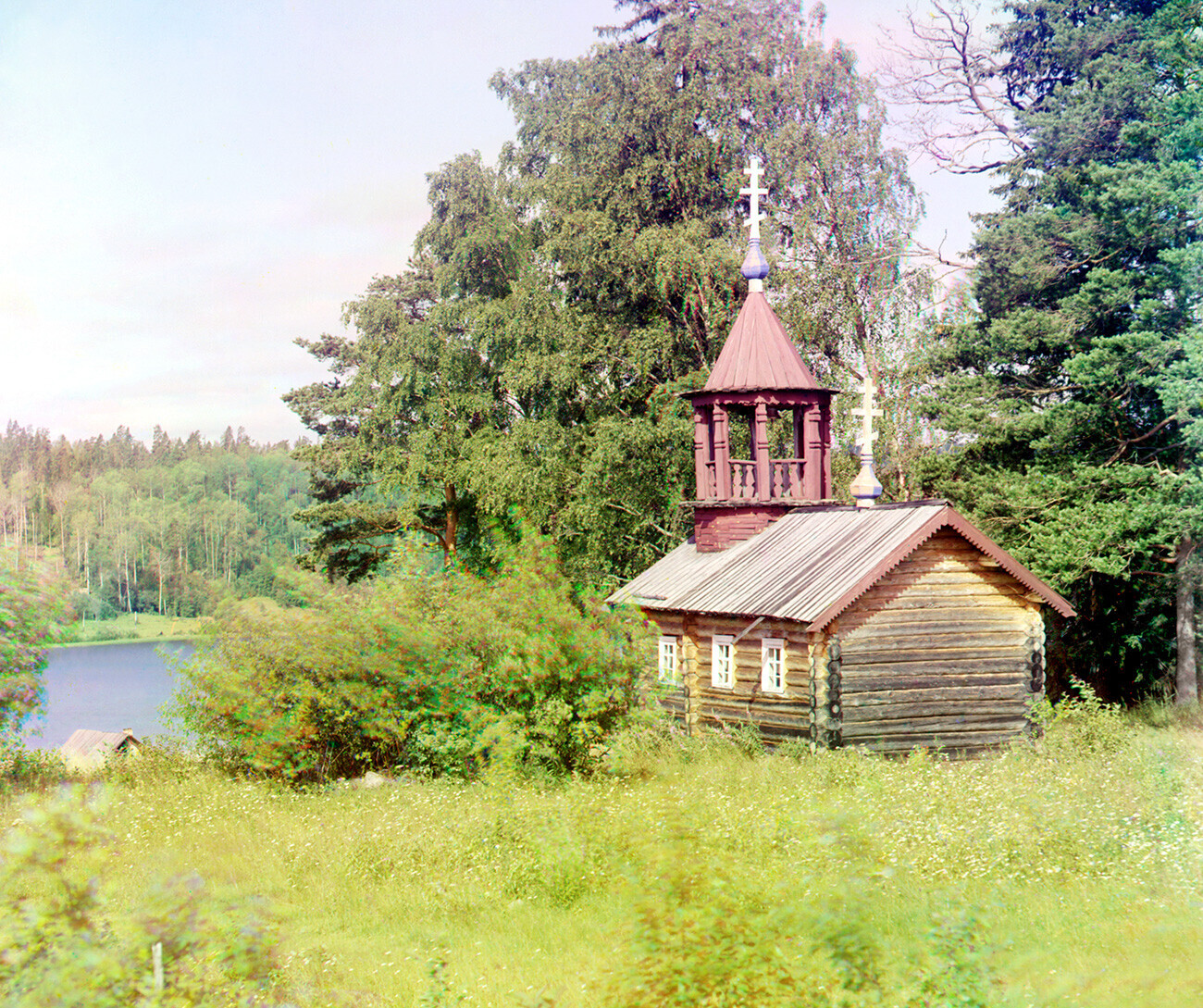 Vikchitsa sur le lac Pertozéro. Église de Saint-Alexis-de-Rome. Le cimetière attenant n’était déjà plus visible. Photographie prise par Sergueï Prokoudine-Gorski à l’été 1916.