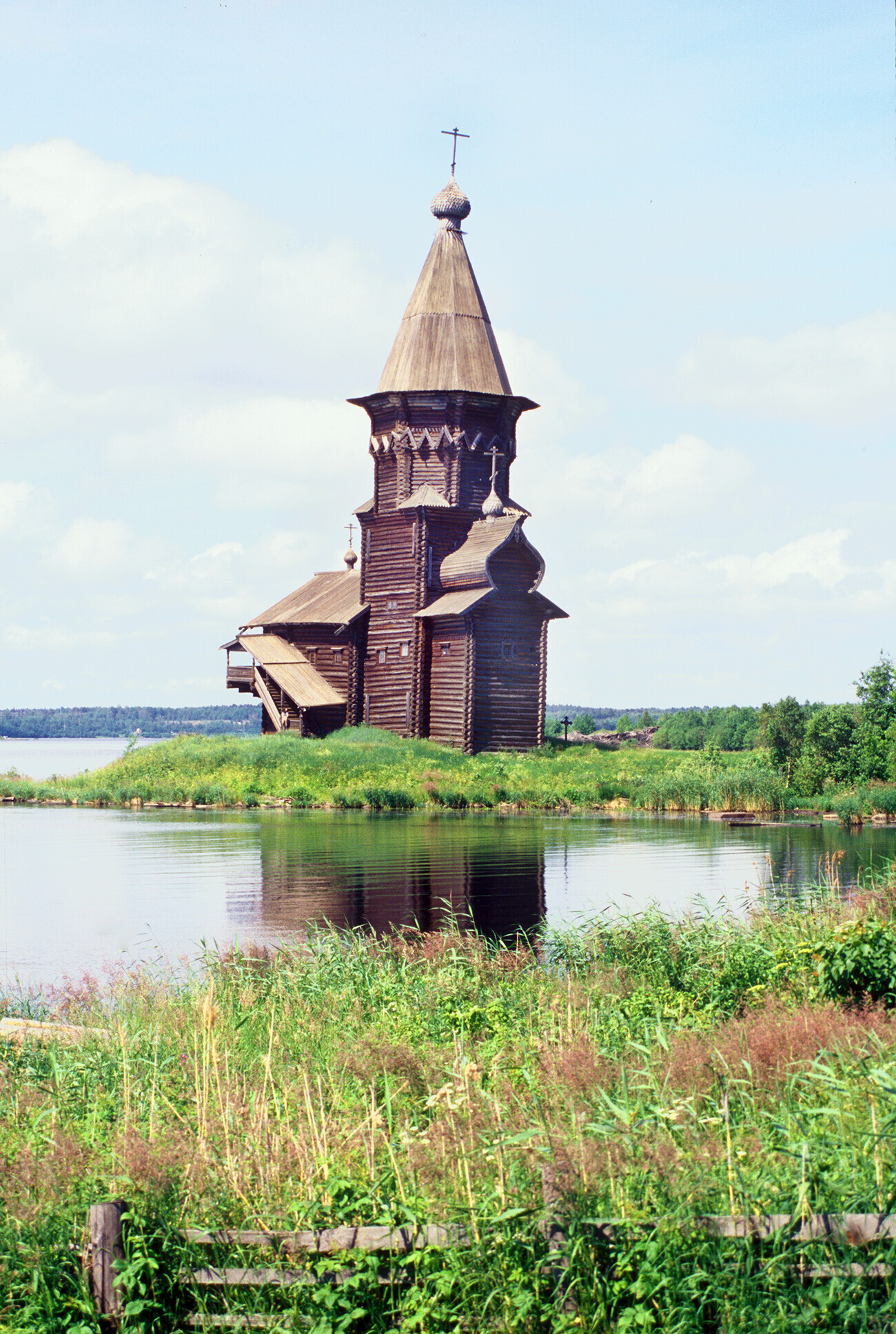 Vue sud-est de l’église de la Dormition sur le lac Onéga. Photographie prise par William Blumfield le 4 juillet 2000.