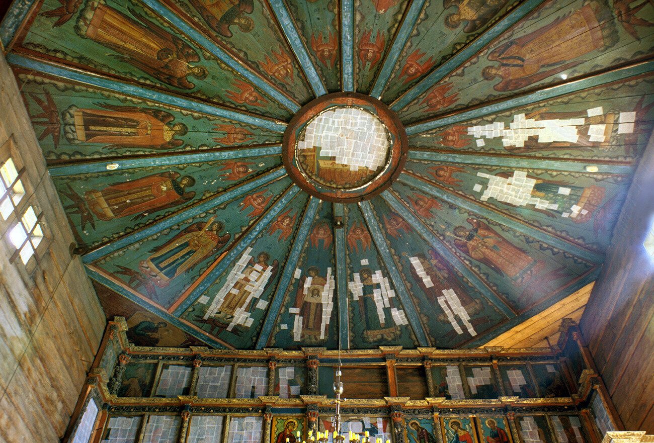 Plafond peint (paradis) de l’église de la Dormition. L’un des archanges tenait l’icône miraculeuse du Seigneur. Photographie prise par William Blumfield le 4 juillet 2000.