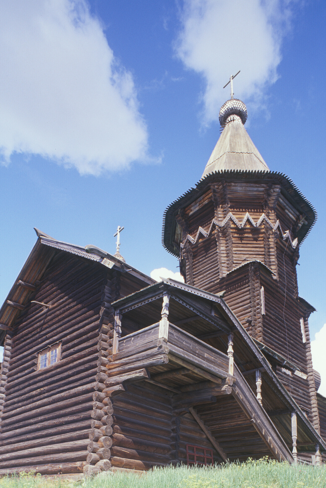 Église de la Dormition. Vue sud-ouest sur l’escalier couvert menant au vestibule. Photographie prise par William Blumfield le 4 juillet 2000.