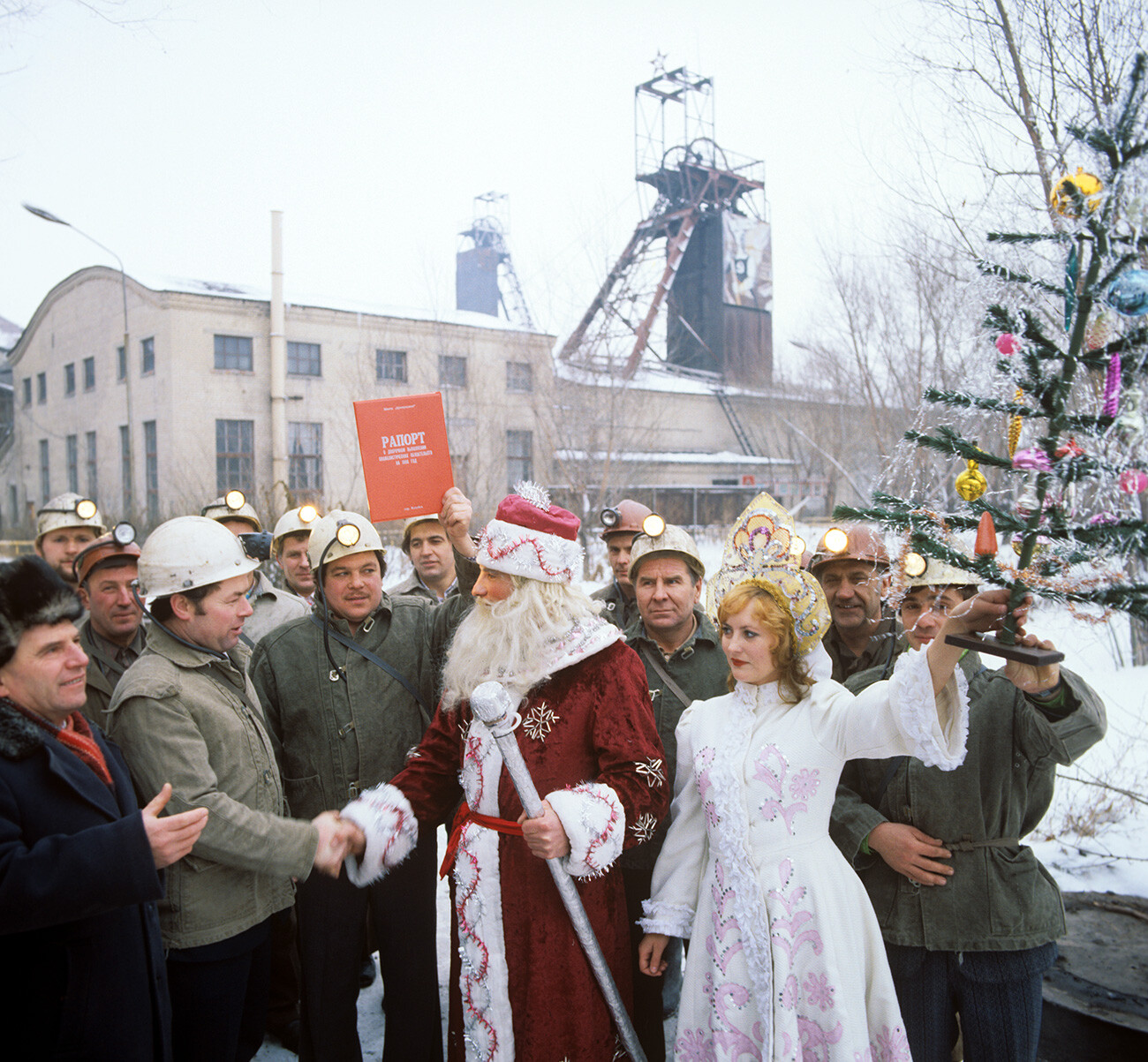 Ded Moroz and Snegurochka with miners in the Chelyabinsk Region, 1980s.