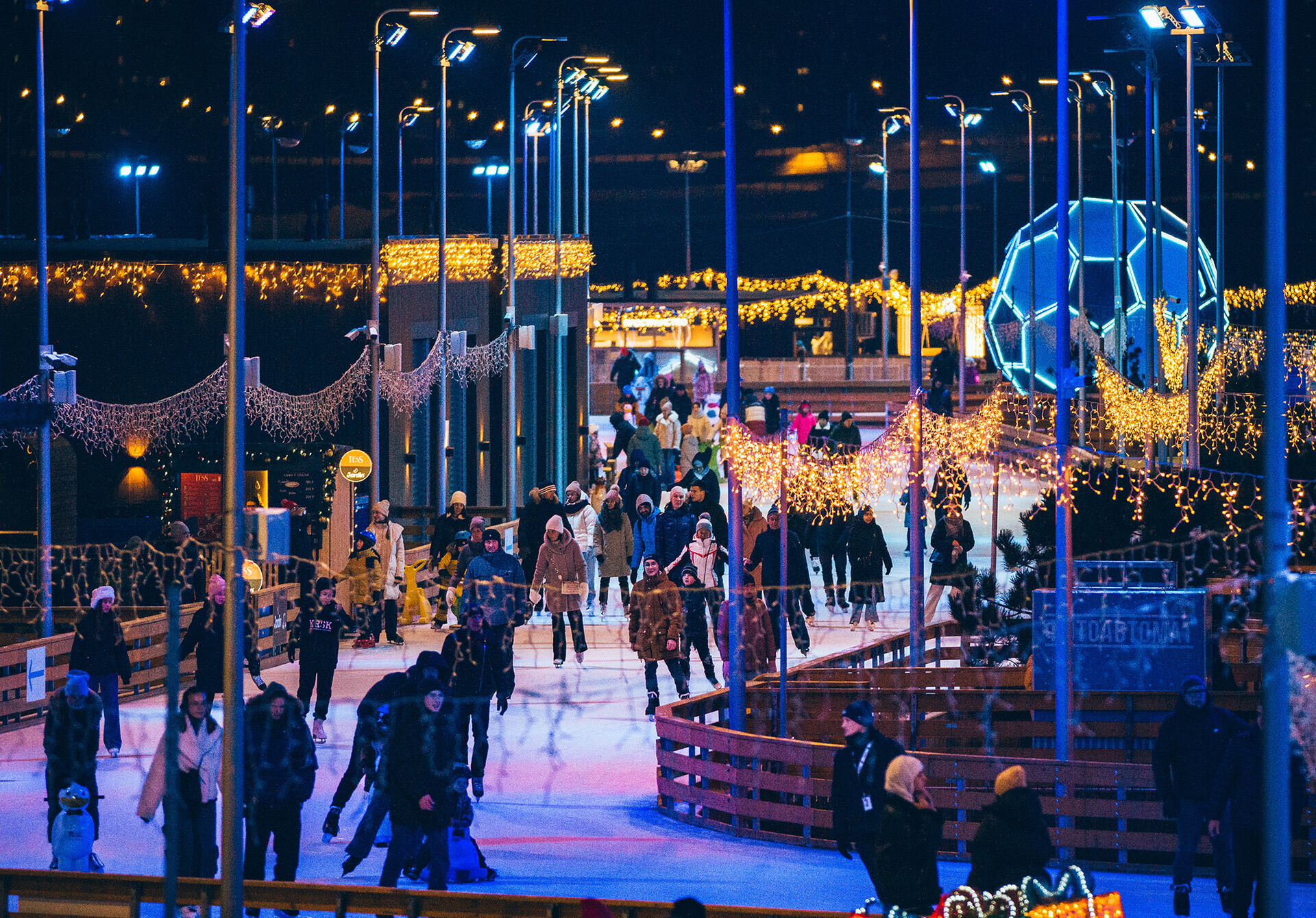 Saint-Pétersbourg a inauguré la plus grande patinoire au monde!