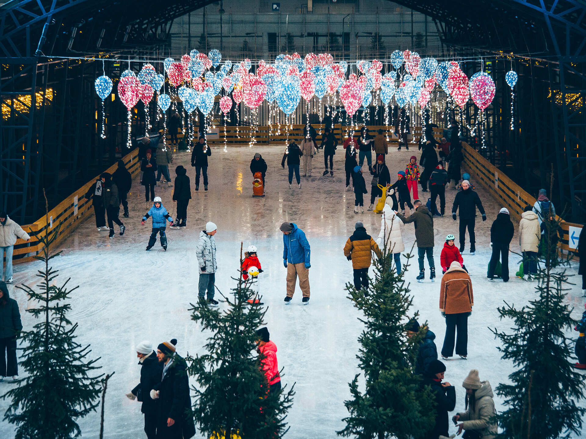 Saint-Pétersbourg a inauguré la plus grande patinoire au monde!