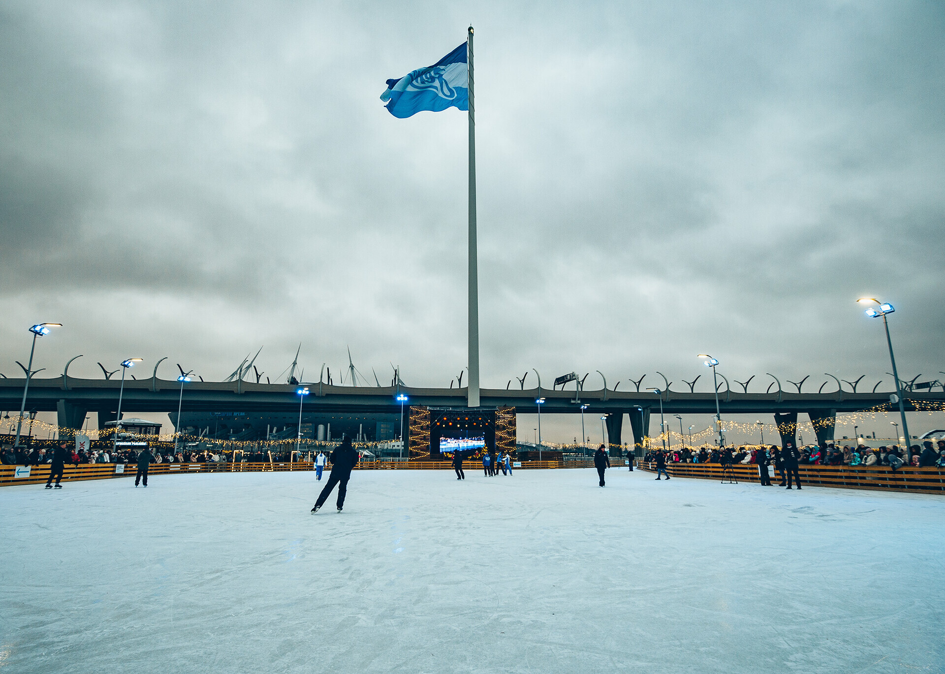 Saint-Pétersbourg a inauguré la plus grande patinoire au monde!