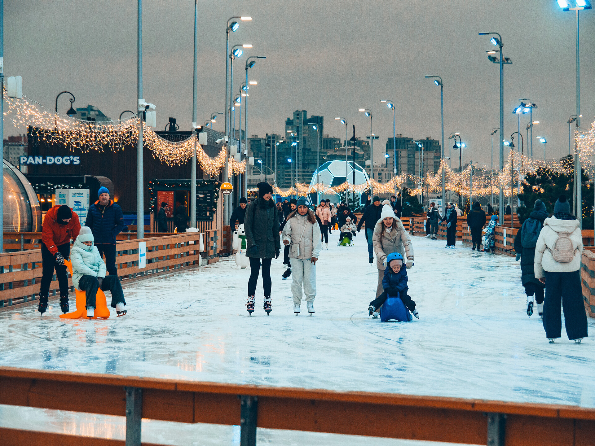 Saint-Pétersbourg a inauguré la plus grande patinoire au monde!