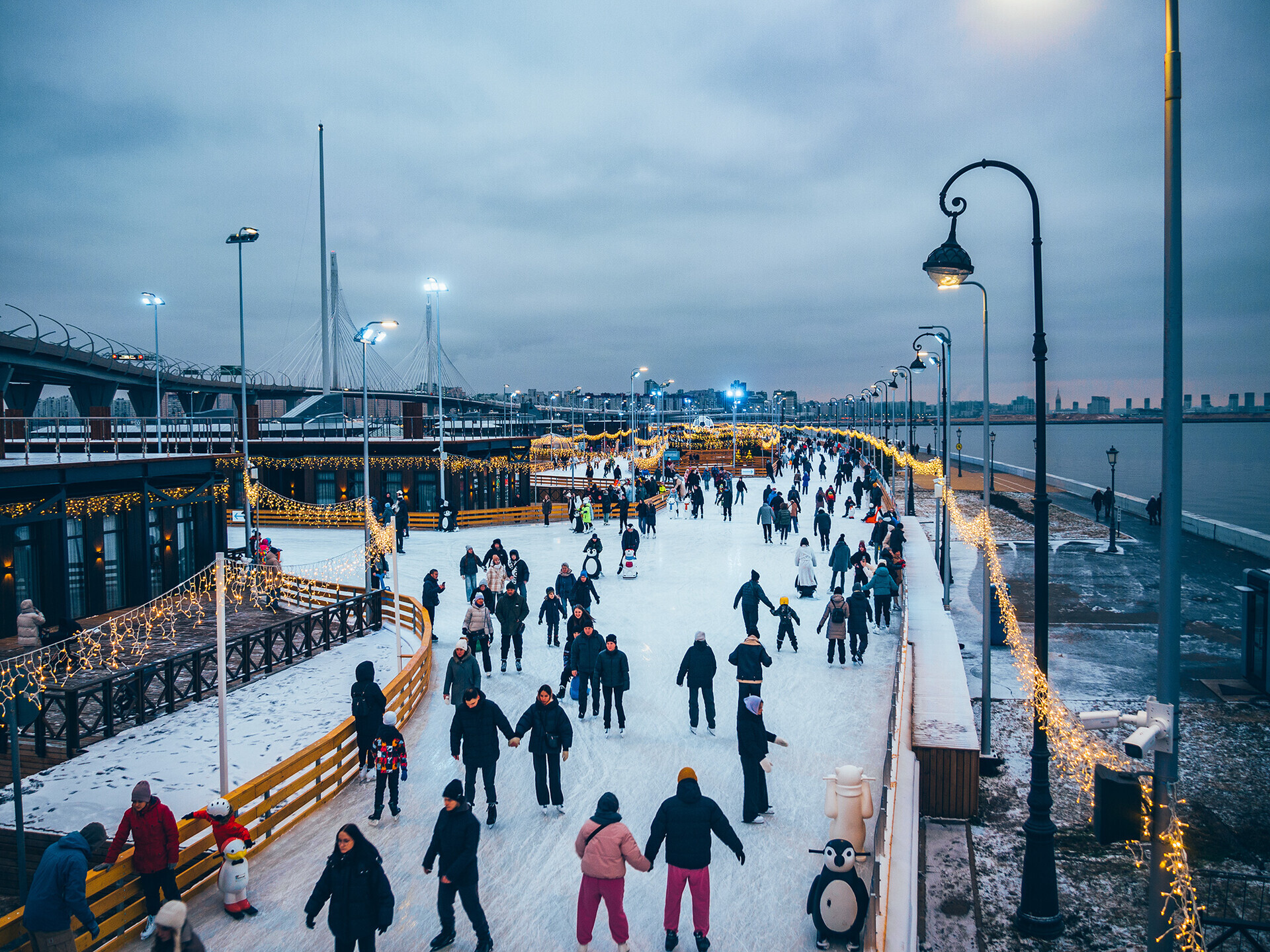 Saint-Pétersbourg a inauguré la plus grande patinoire au monde!