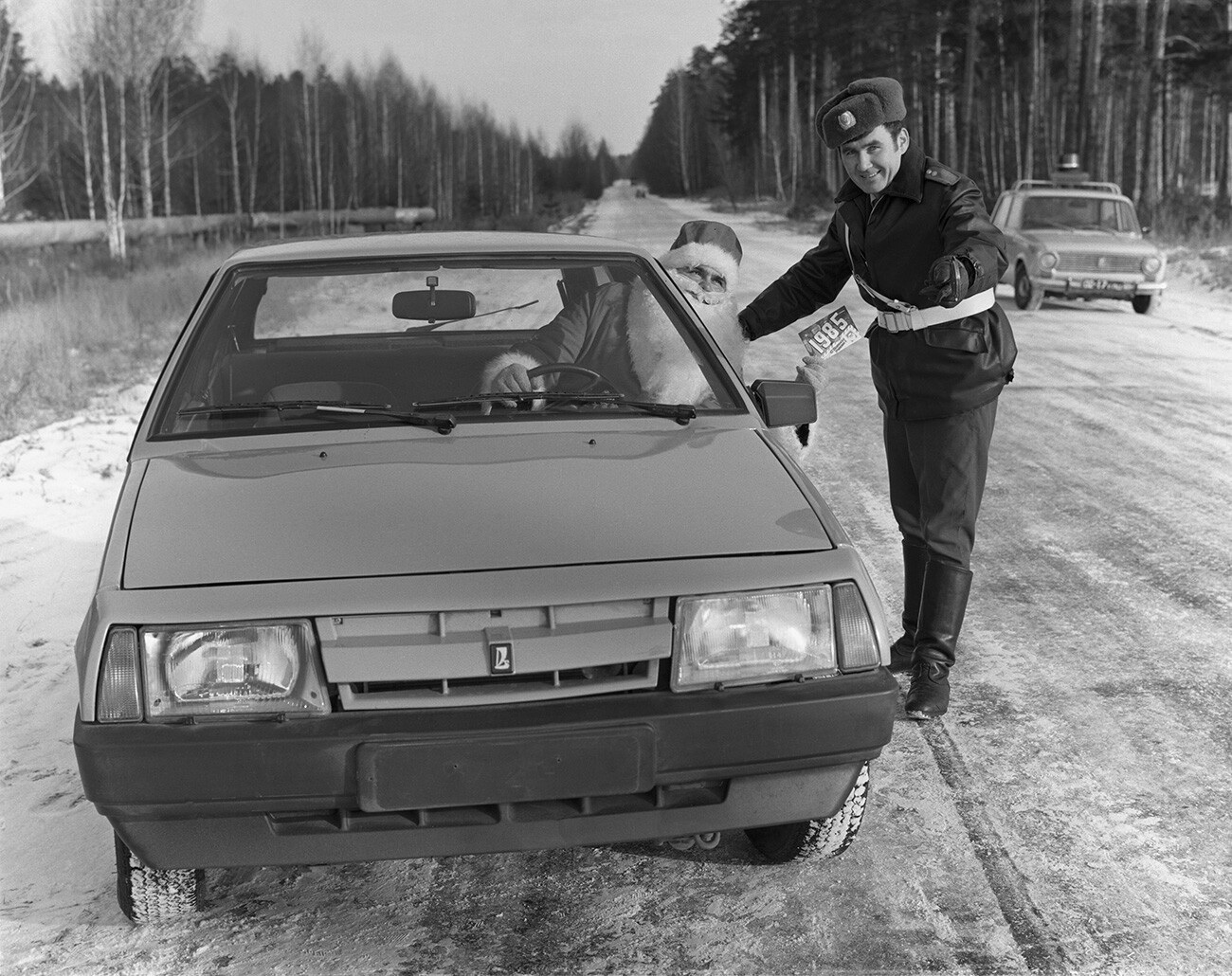 Le Père Gel et un policier de la route à la veille du Nouvel An, 1984

