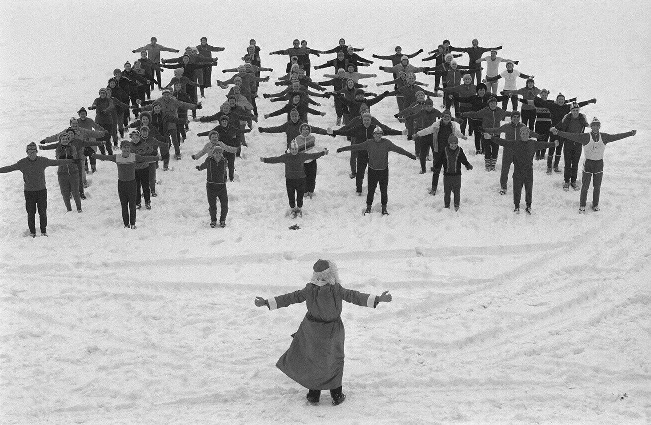 Le Père Gel dirigeant des cours d’éducation physique en plein air, 1985

