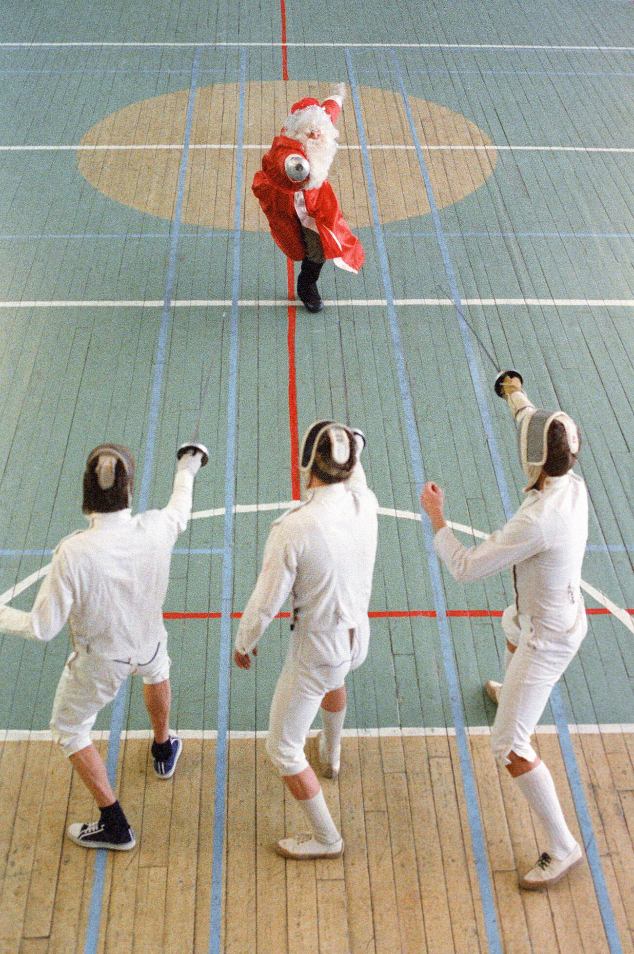 Le Père Gel s’entraînant avec les athlètes d’une école d’escrime, 1985

