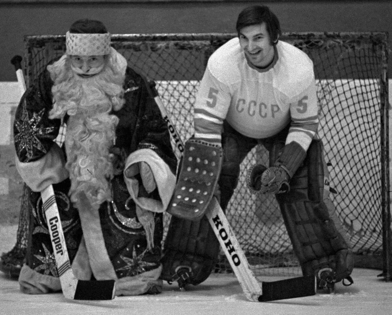 Le Père Gel au but avec le célèbre joueur de hockey Vladislav Tretiak, 1977

