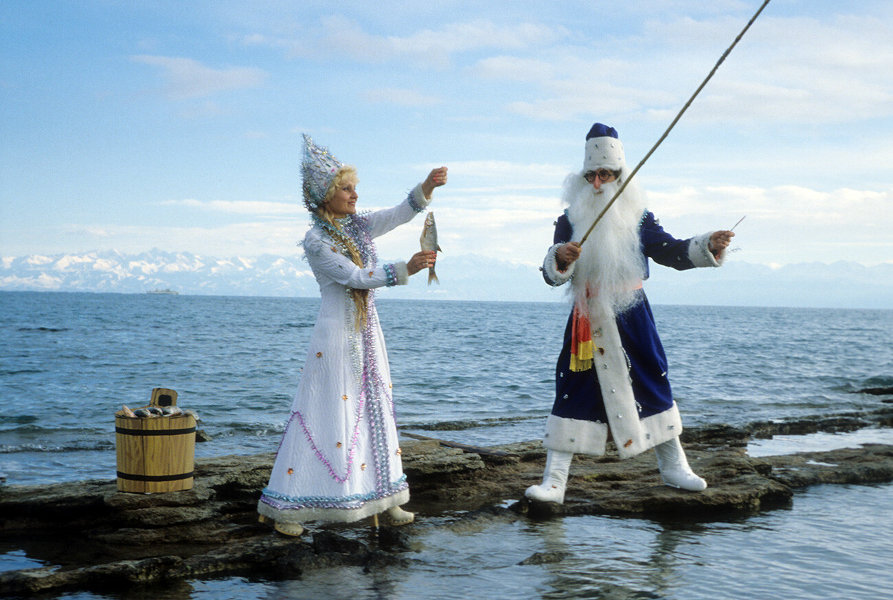 Le Père Gel et la Jeune fille des neiges (Sniégourotchka) en train de pêcher, 1981

