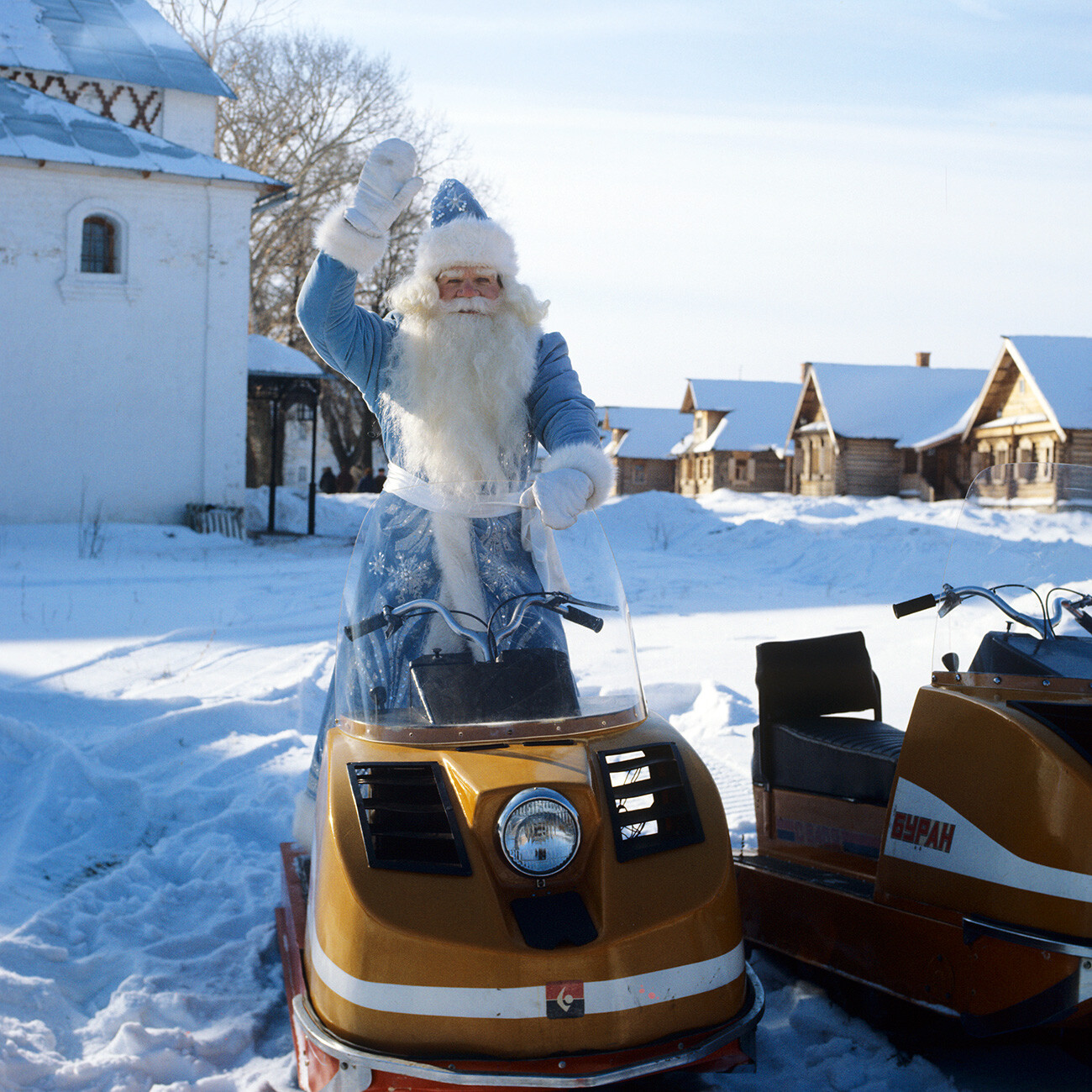 Le Père Gel en motoneige félicitant les habitants de Souzdal à l’occasion du Nouvel An, 1983

