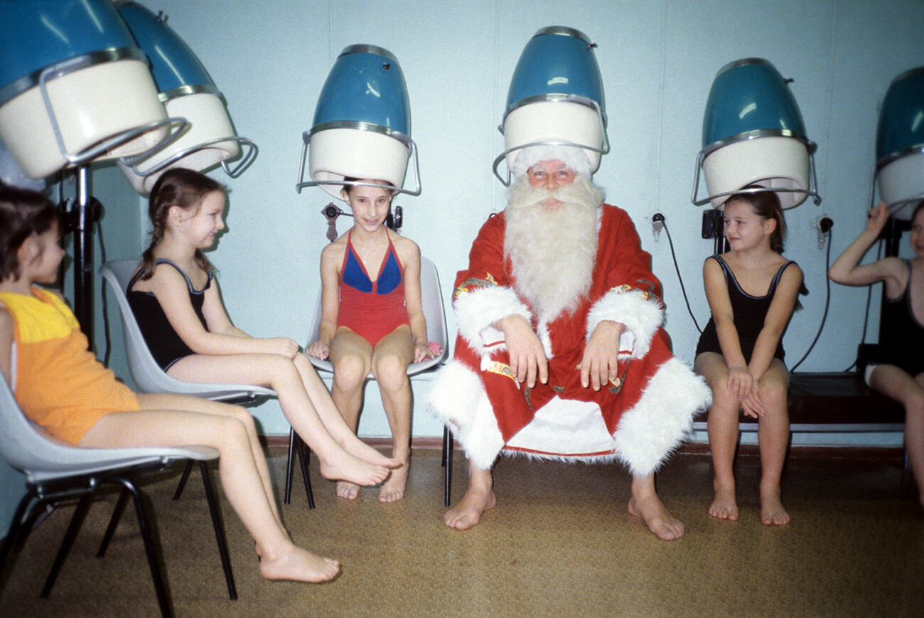 Le Père Gel s’essuyant la tête après une visite à la piscine, 1986

