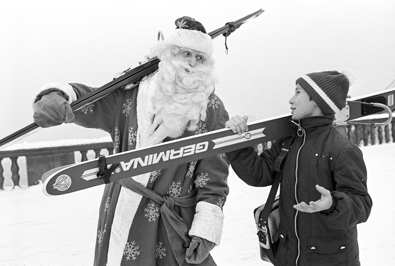 Le Père Gel avec un jeune skieur, 1979

