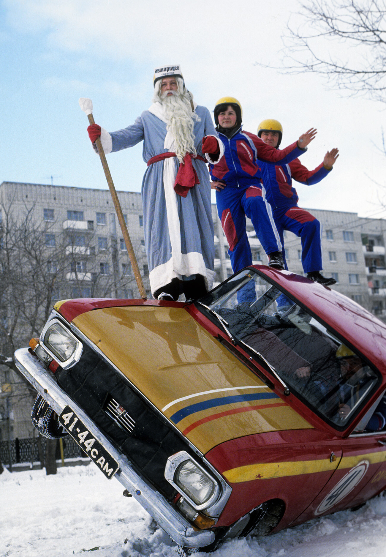 Le Père Gel effectuant une cascade avec une voiture Moskvitch-412, 1978

