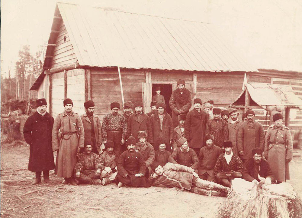 Un grupo de presos trabajando en la construcción del ferrocarril