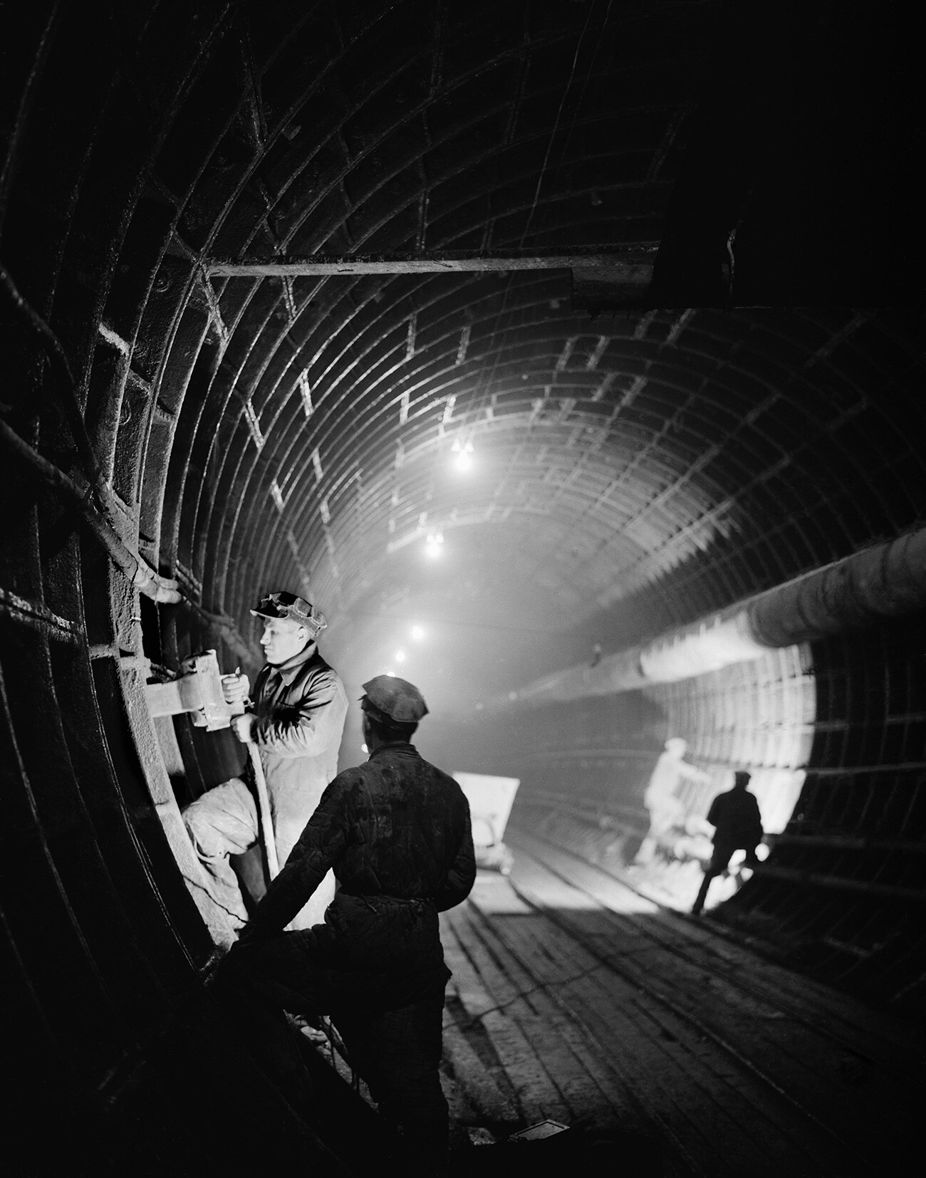 モスクワ地下鉄のアルバーツコ＝ポクローフスカヤ線が建設されている。１９４４年。