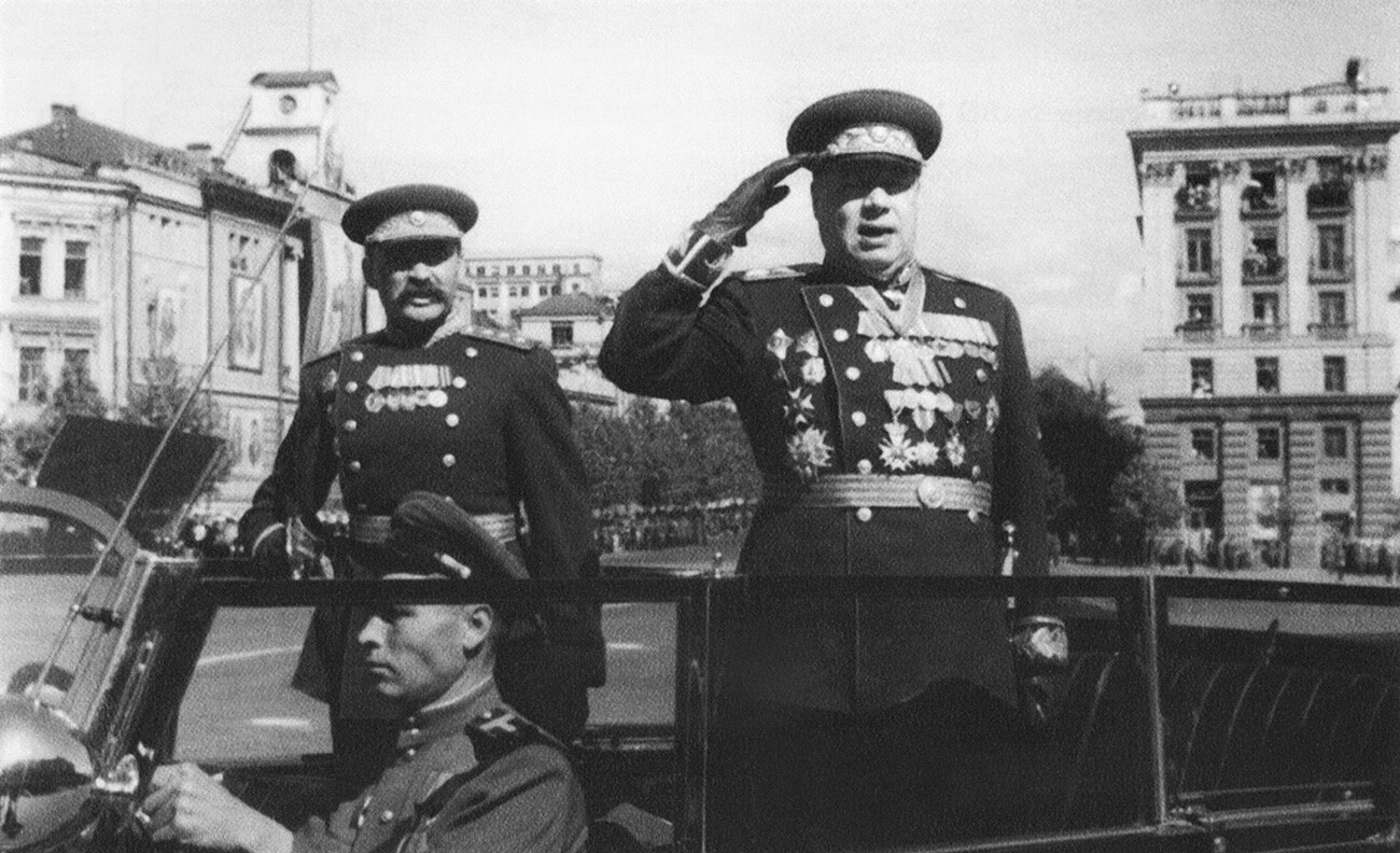 Tolbukhin durante desfile em Bucareste.