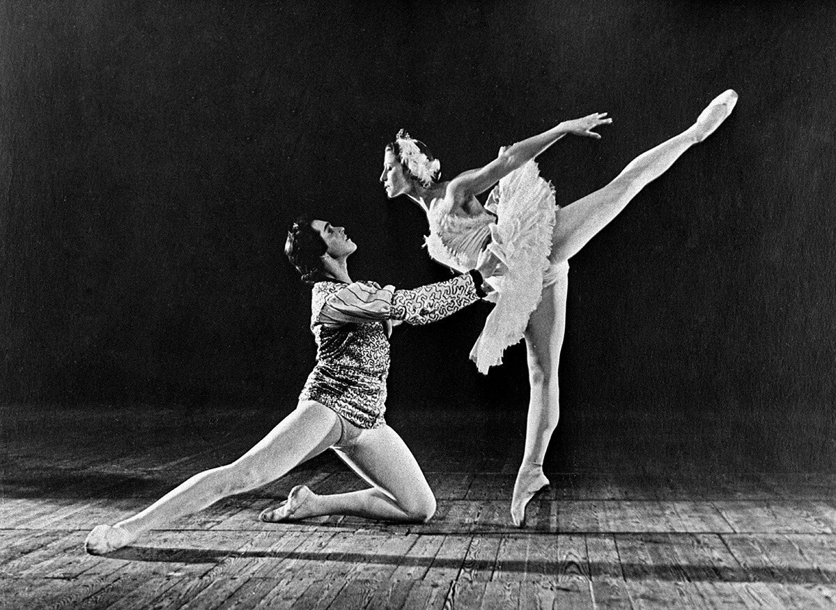 Cena do balé “O Lago dos Cisnes”, de Tchaikovsky, com a bailarina Maia Plissétskaia encarnando a personagem de Odette.