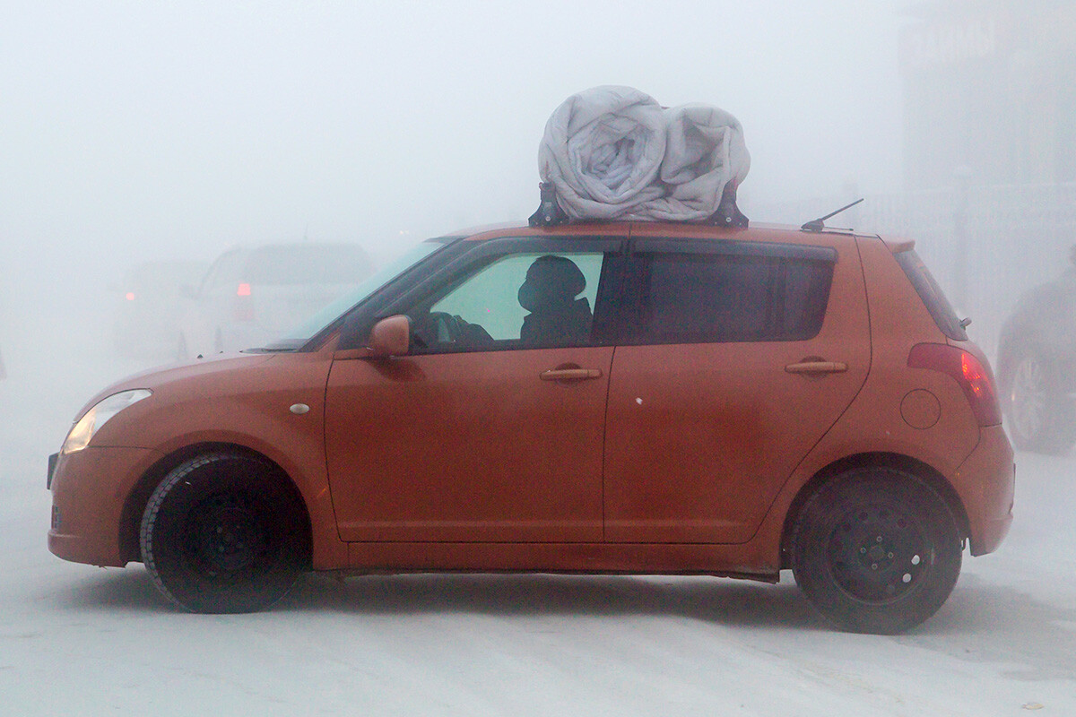 Carro dirigindo em temperatura congelante de 43 graus Celsius negativos na cidade de Iakutsk.