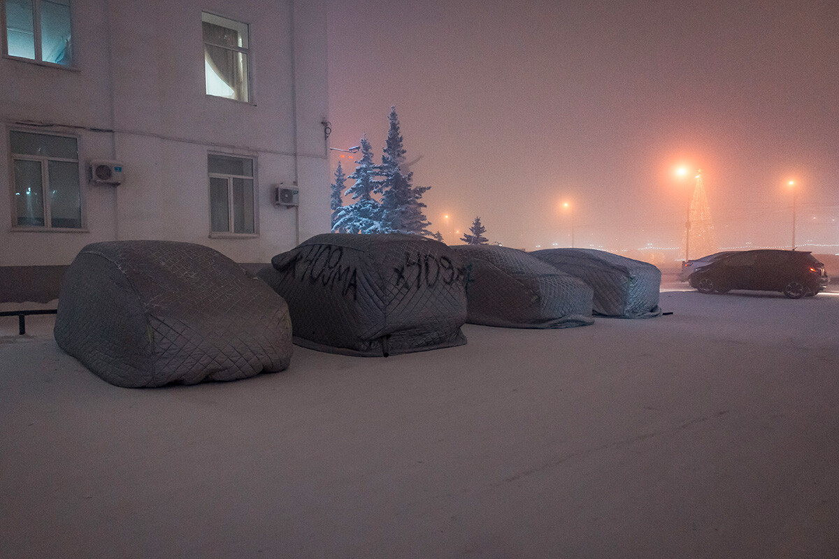 Carros estacionados cobertos com “Natasha” em uma rua de Iakutsk. Neste dia, a temperatura havia caído para -50ºC.