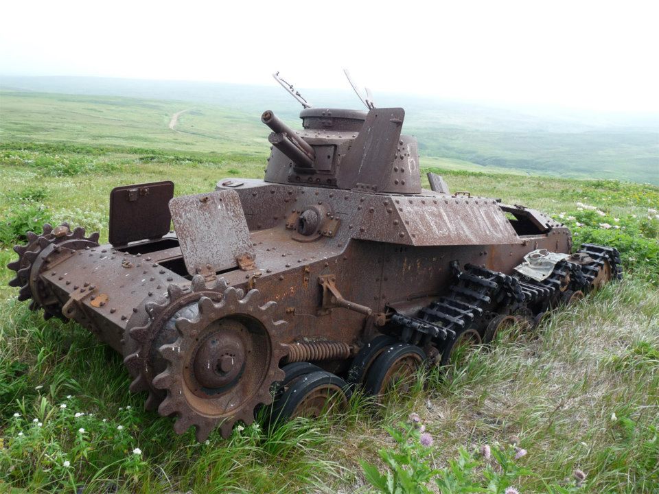 Tank Jepang Chi-Ha Type 97 yang hancur pada Pertempuran Shumshu, dalam invasi Soviet di Shumshu di Kepulauan Kuril. Sekarang sebagian besar bangkai tank di pulau ini dikirim ke Museum Perang Patriotik Raya, Moskow, dan tengah direstorasi.