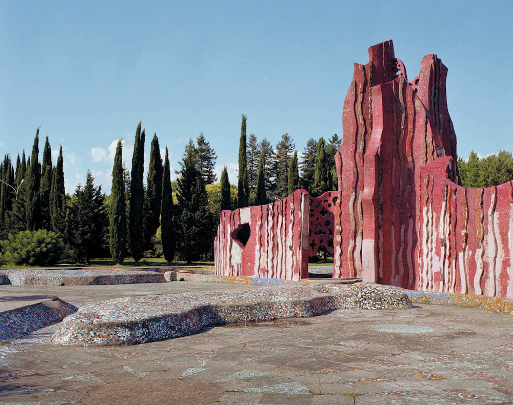 Zurab Tsereteli designed the colored ceramic pool of the children health resort in Adler. Russia, 1973