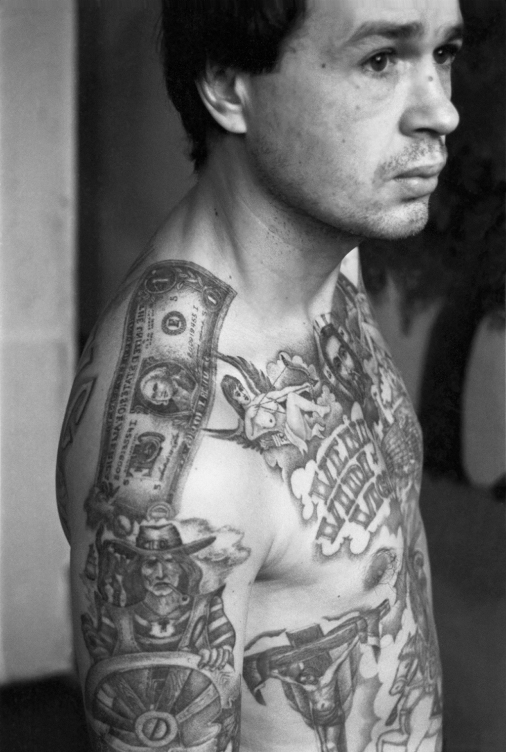 This convict’s tattoos were applied in the camps of the Urals where the tattoo artists produce work of exceptional quality. Because they were so highly regarded, criminals often attempted to be transferred there in order to be tattooed.