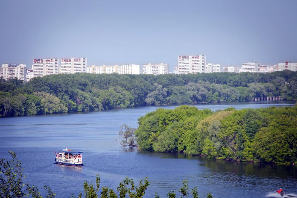 The 390 hectare scenic area which overlooks the steep banks of the Moskva River became a part of Moscow in the 1960s.