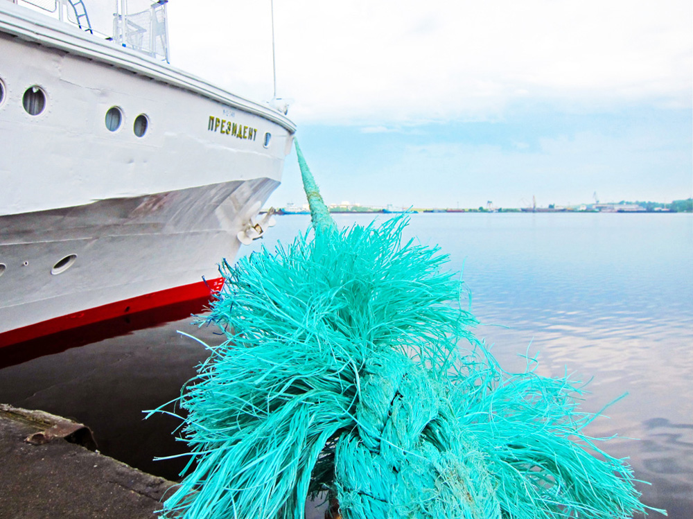 Garish mooring ropes add a touch of color to the experience.
